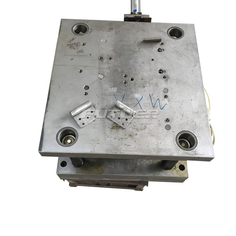 Flag hinge bending mold