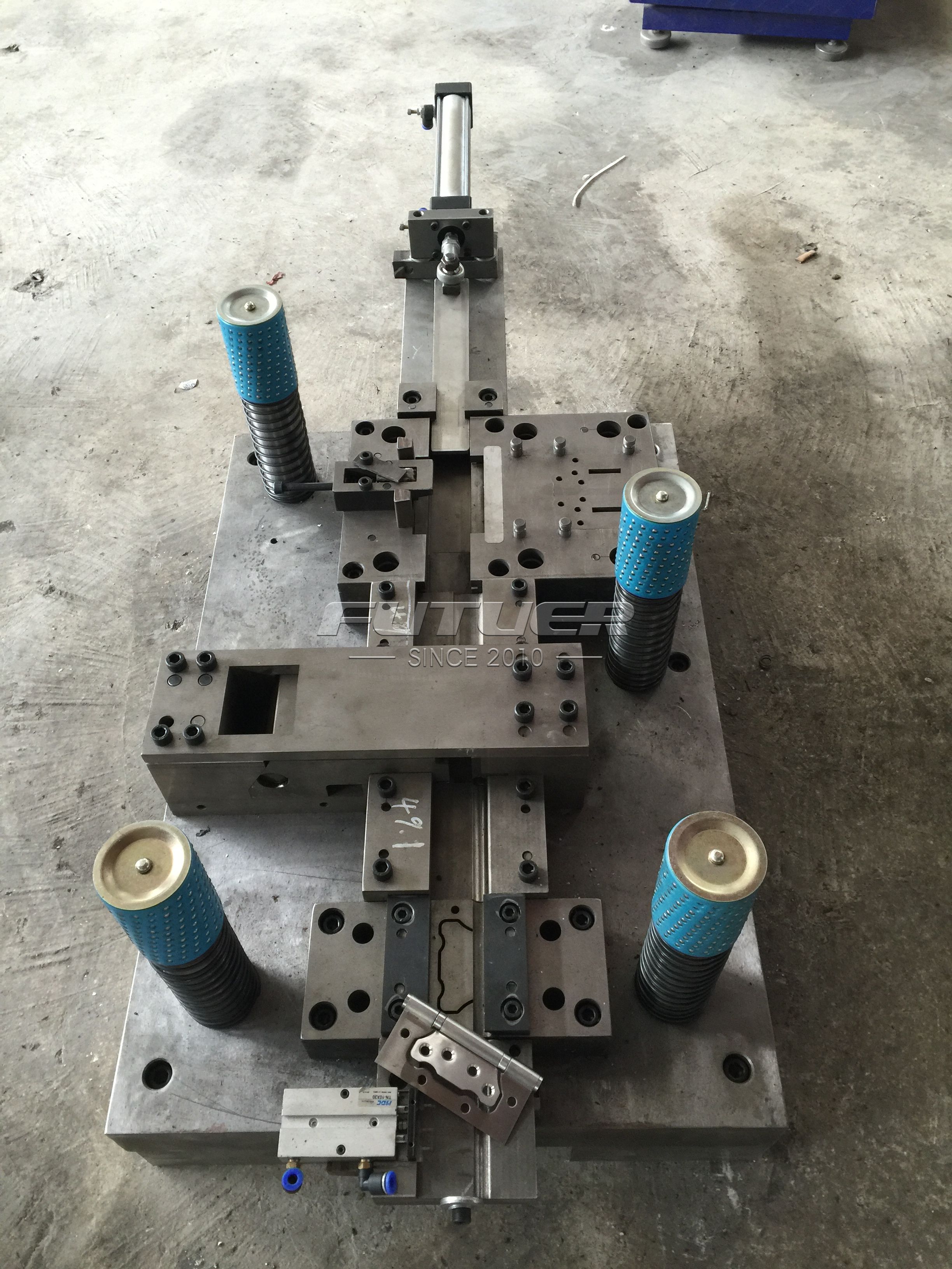 flush_hinge_automatic_mold_(1).jpg