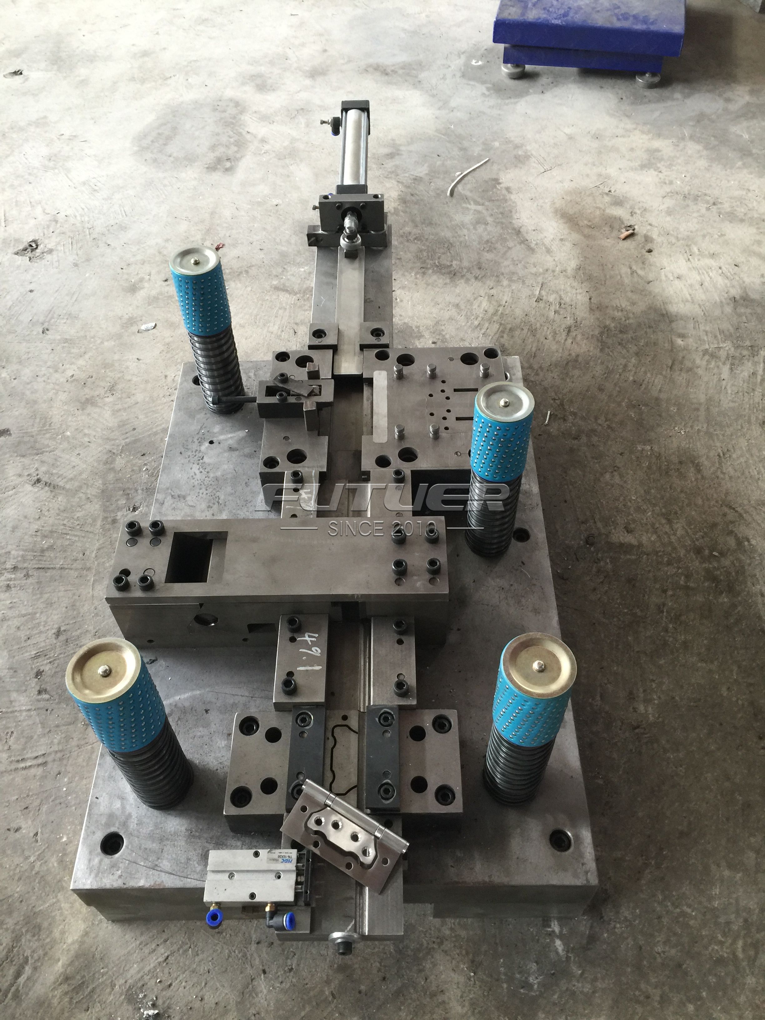 flush_hinge_automatic_mold_(3).jpg