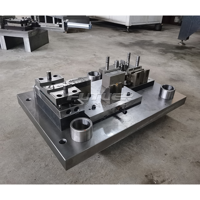 Flush hinge automatic mold