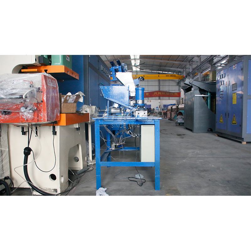 Automatic-hinge-assembly-machine--3.jpg