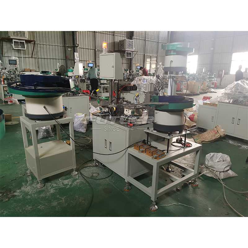 Cabinet-hinge-assembly-machine-3.jpg