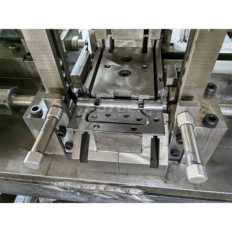 Hinge-assembly-machine-6.jpg