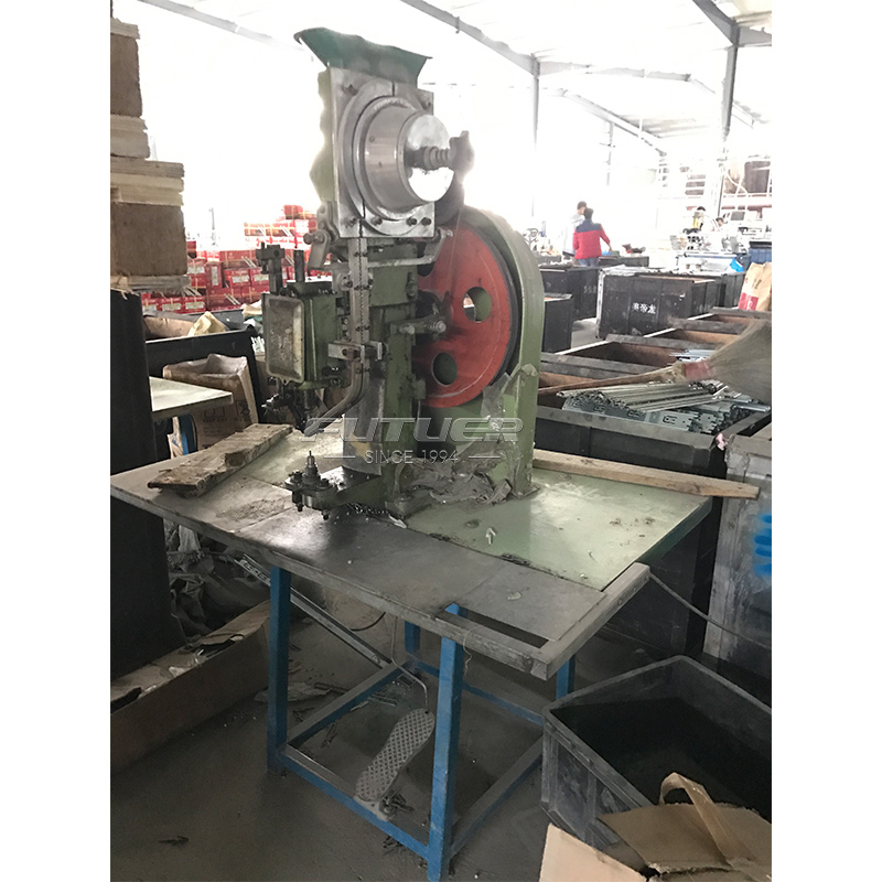 Slide-rail-automatic-riveting-machine-3.jpg