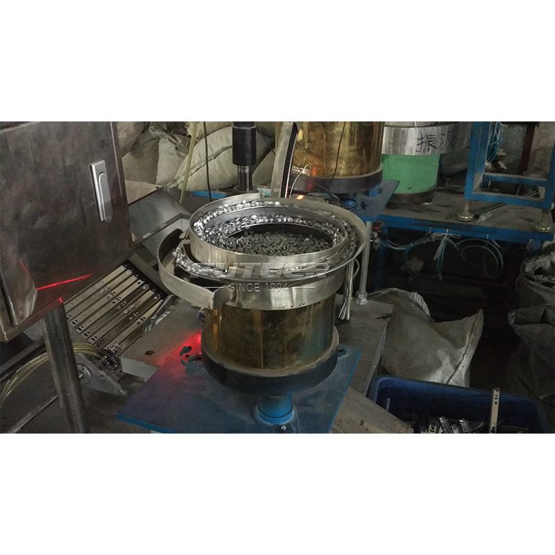 Slide-rail-automatic-riveting-machine-4.jpg